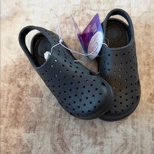 🆕 totes Kids Solobounce Perforated Black Slip-On Sandals